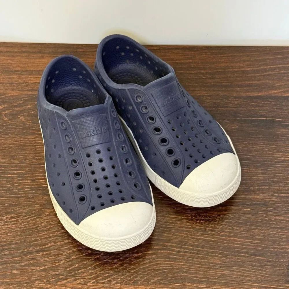 Native navy blue rubber shoe size 8 kids